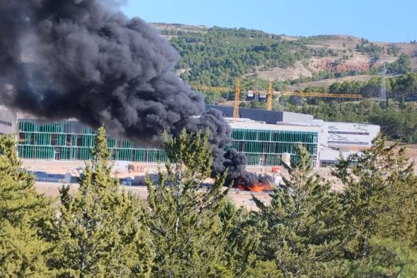 Los bomberos de la Diputación dan por extinguido el incendio en los terrenos exteriores del nuevo hospital de Teruel