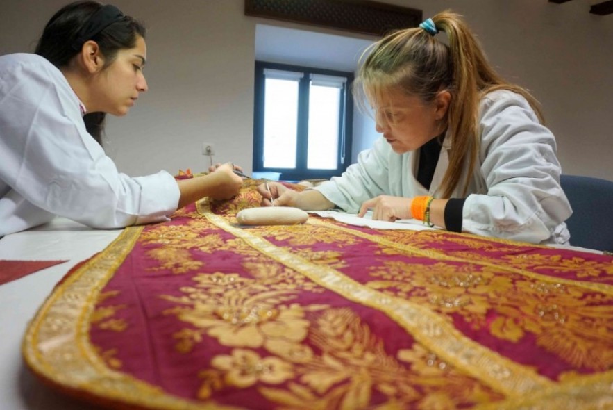 Albarracín revive, con puntadas de seda especiales, casullas y escudos heráldicos