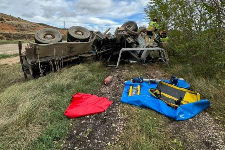 Los bomberos de la DPT liberan a un camionero herido tras salirse de la N-211 en Martín del Río