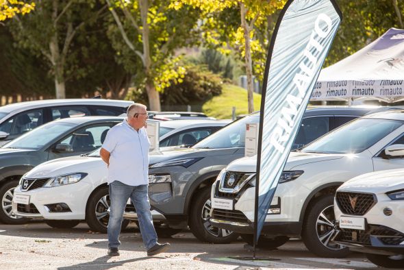 Los turolenses aprovechan el fin de semana para acercarse a Sobre Ruedas para conocer cómo está el mercado del automóvil