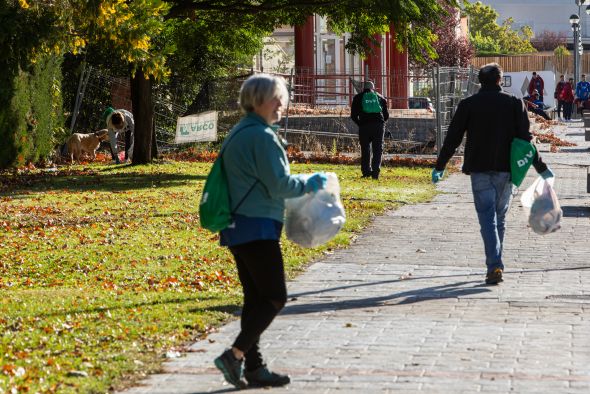 La primera edición del Plogging Teruel DKV adecenta el entorno de Los Planos y tiene vocación de permanencia