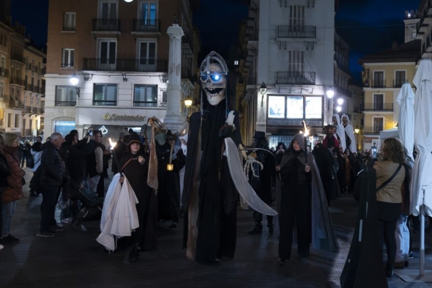 Las ánimas velan por las estrechas calles del antiguo Teruel buscando consuelo en la música