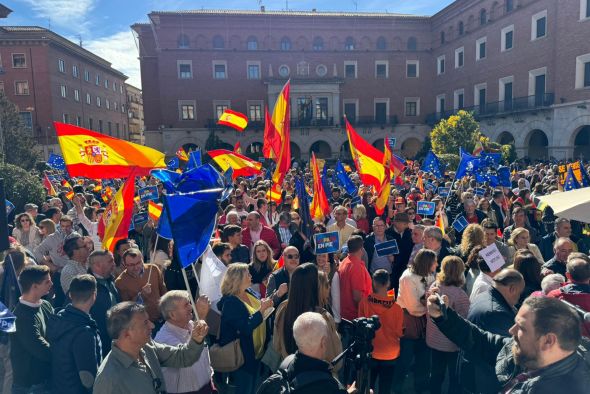 Alrededor de 3.000 personas secundan en la plaza San Juan de Teruel el llamamiento del PP contra la amnistía