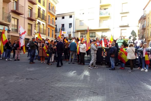 Unas cien personas se concentran ante la sede del PSOE-Teruel en respuesta al llamamiento de Vox