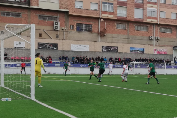 El Utrillas tira de coraje para estrenar su casillero de victorias en La Vega (3-2)