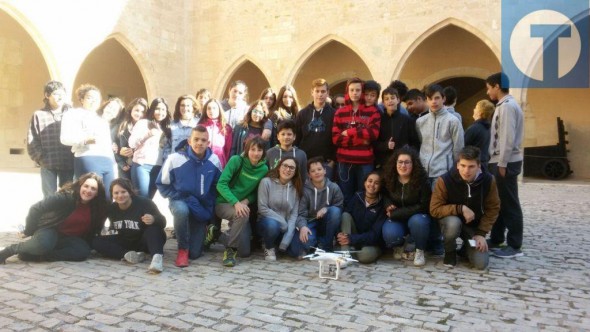 Un dron descubre a los chavales  de Mora nuevos ángulos del castillo