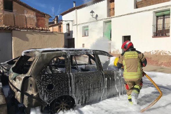 Los bomberos sofocan dos incendios en sendos vehículos en Aguaviva