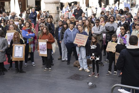 Cientos de turolenses de diversas localidades salen a la calle en el 25N para clamar contra la violencia machista