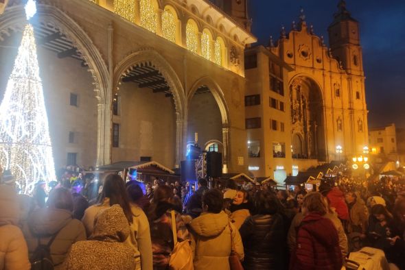 Las luces embellecen el entorno de la plaza de Alcañiz y animan el Mercado Navideño