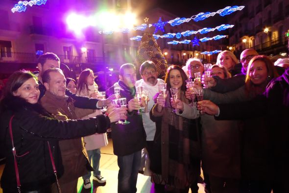 Teruel enciende las luces de Navidad a ritmo de rock en una plaza del Torico abarrotada