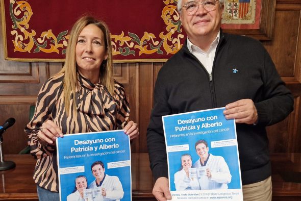 Alberto Jiménez Schuhmacher y Patricia Sancho explican el viernes en Teruel los proyectos que desarrollan y los últimos avances contra el cáncer