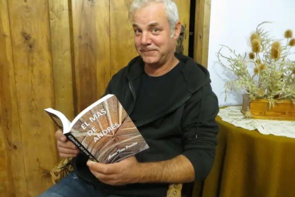 Álvaro Tena Peralta, escritor de Castellote: A medida que avanzaba en la novela, los personajes y la propia historia tomaban forma