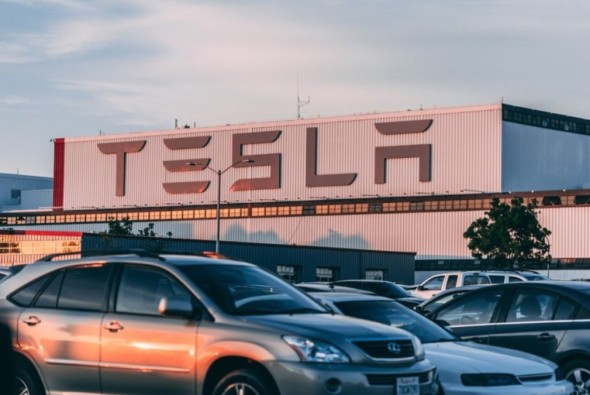 Debate financiero: ¿es buena idea o no comprar acciones de Tesla en 2024?