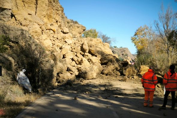 Cortada la carretera entre Ariño y Albalate debido a la voladura de un talud rocoso