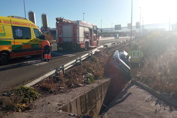 Dos heridos leves en un accidente de tráfico en el Polígono La Paz de la capital