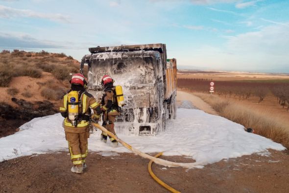 Un camión se incendia entre Calanda y Andorra sin que se hayan producido daños personales