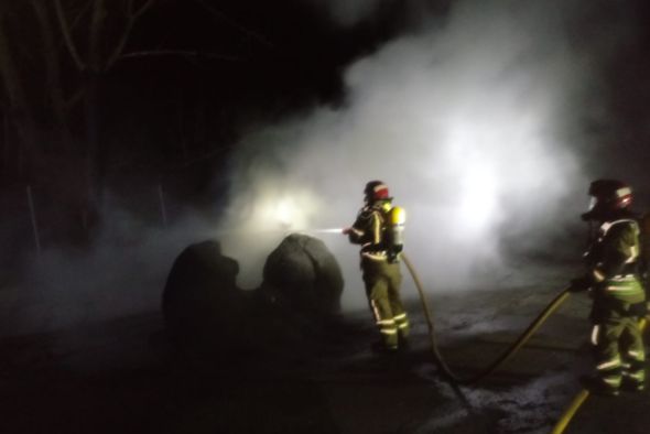 Los bomberos sofocan un incendio de material para reciclar en la empresa Genepol de Montalbán