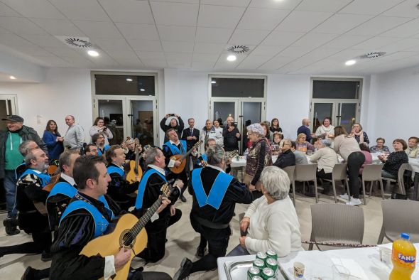 Una merienda para los mayores da inicio en San Julián a los actos de San Antón en Teruel