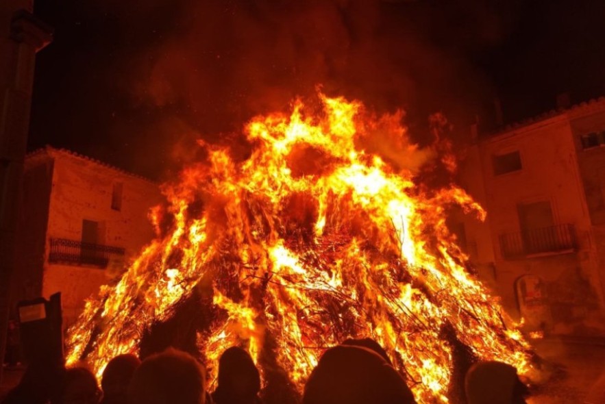 Fuego para aplacar la lluvia y festejar a San Sebastián en la Monumental de Castelserás