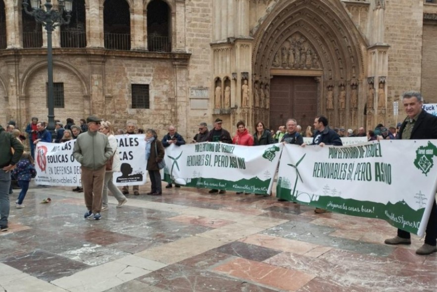El movimiento ciudadano Teruel Existe participa en Valencia en la manifestación contra la invasión de renovables