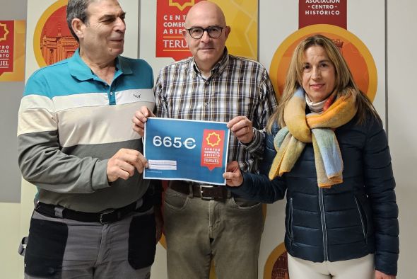 El Centro Comercial Abierto de Teruel entrega 915 euros a los afectados por el derrumbe del edificio de San Francisco