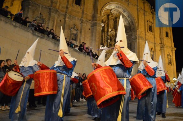 La banda de tambores de inicio reactiva la cabecera de la procesión del Nazareno de Alcañiz