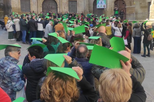 Un lazo humano en Alcañiz para reivindicar y concienciar sobre los efectos del cáncer