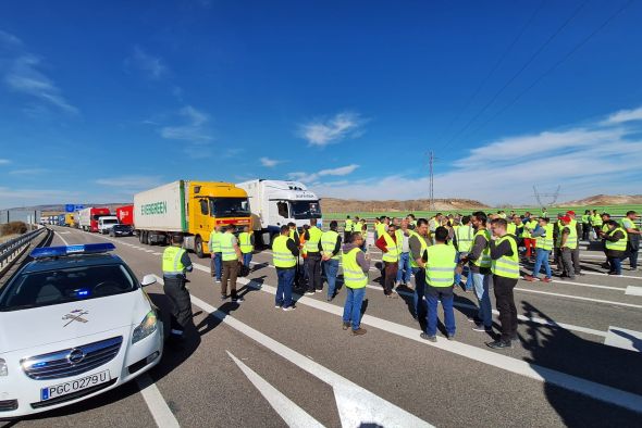 Los agricultores cortan en ambos sentidos la A23, en el kilómetro 116 a la altura de la ciudad de Teruel