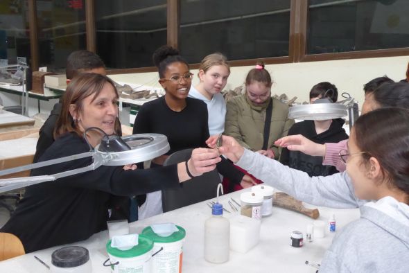 Las paleontólogas de la Fundación Dinópolis avivan el interés por la ciencia entre el alumnado turolense