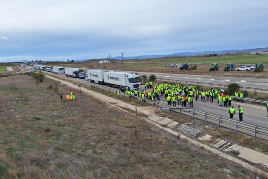 Los agricultores vuelven a cortar la A-23 a la altura de Calamocha en ambos sentidos