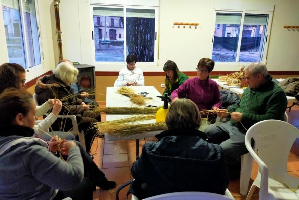 La Comunidad de Teruel recupera los cursos de oficios tradicionales como el encordado de sillas