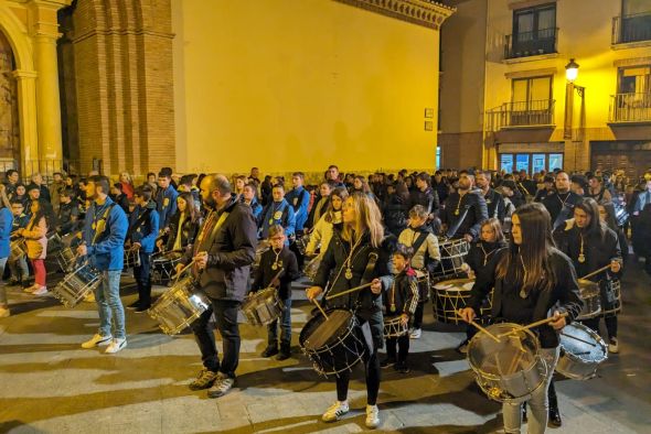 Los tambores de las cofradías de Teruel redoblan en el prólogo de la Semana Santa