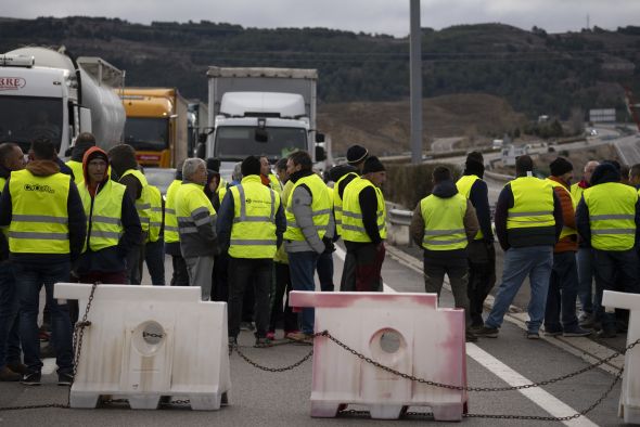Los agricultores vuelven a cortar la autovía A-23 a la altura de Teruel y de El Poyo del Cid