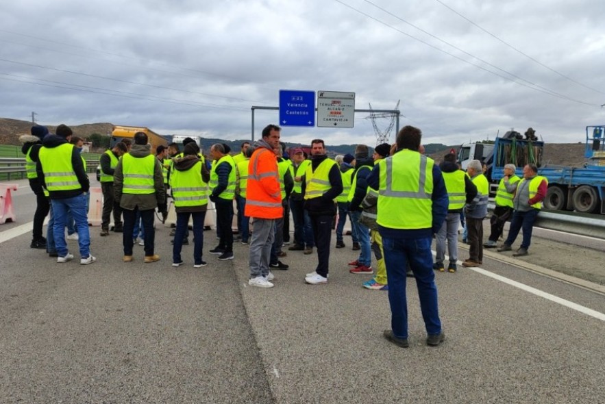 Los agricultores retoman los cortes en la A-23 a la altura de Teruel