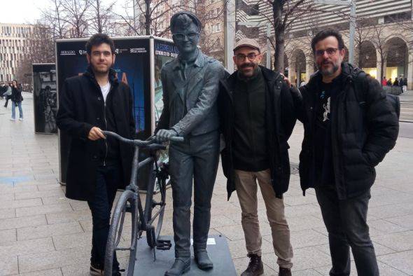 Un ciclista que se lleva todos los flashes en el paseo Independencia de Zaragoza