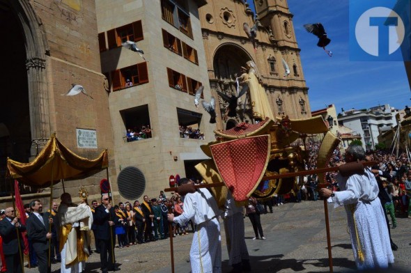 Once palomas proclaman la Resurrección de Jesús en la procesión de Alcañiz