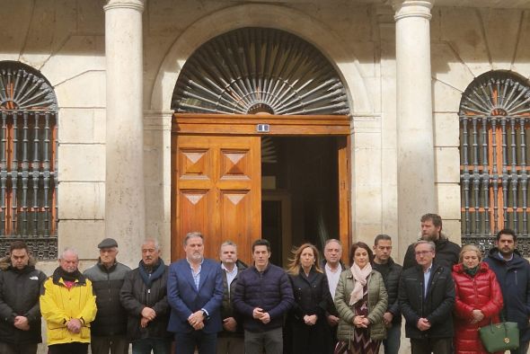 Minuto de silencio en Teruel en memoria de los fallecidos y afectados por el incendio de Valencia