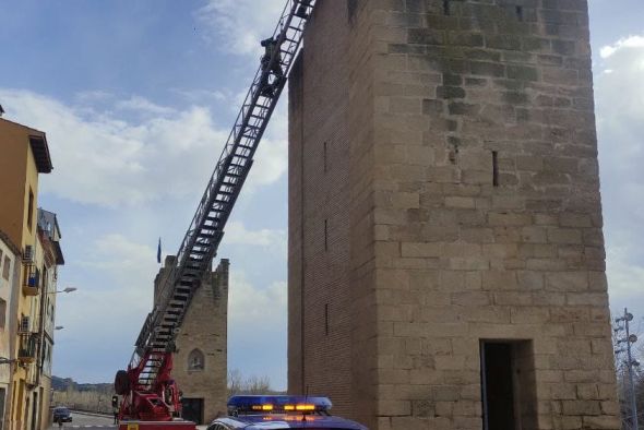 Los bomberos retiran un mástil de un torreón de Muro de Santiago de Alcañiz