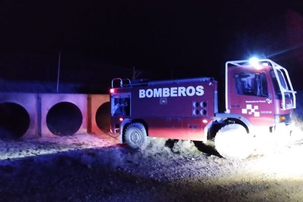 Los bomberos de la DPT sofocan un fuego declarado en el ramaje acumulado junto a la vía del tren en Monreal