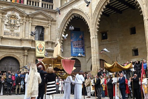 Los tambores del Bajo Aragón dejan paso a la Pascua de Resurrección con palomas y procesiones