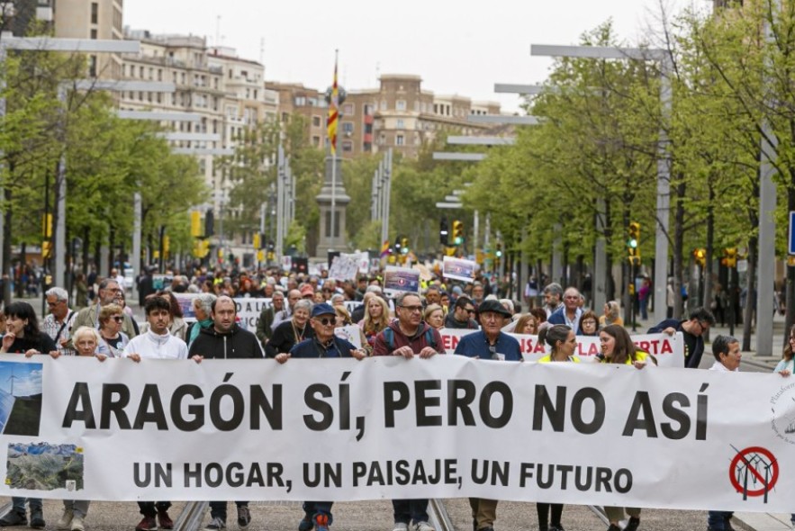 Centenares de personas se manifiestan en Zaragoza para reclamar otro modelo de energías renovables