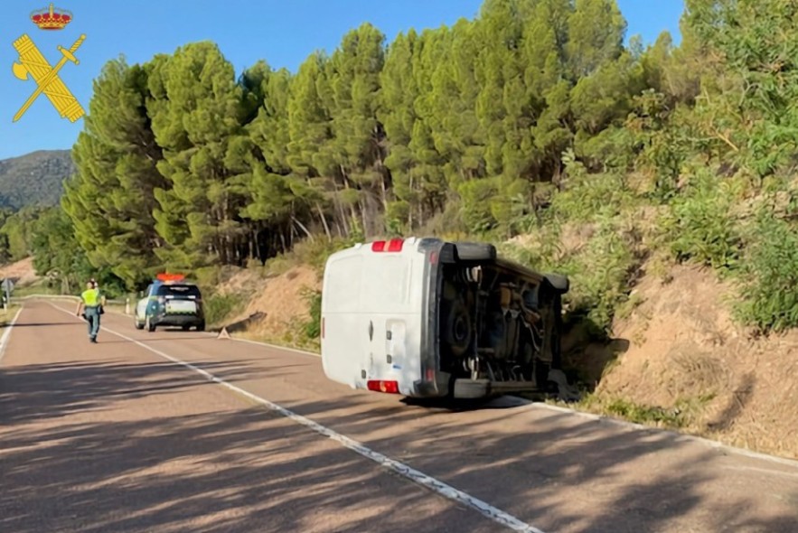 La Guardia Civil de Teruel investiga al conductor de un vehículo que sufrió un sinestro vial cuando circulaba bajo la influencia de bebidas alcohólicas y de drogas en Torrevelilla
