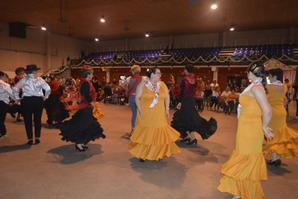 Los vecinos de Utrillas se envuelven en una atmósfera andaluza por la II Feria de Abril