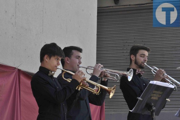 Galería de Fotos: Jazz for Kids y la Escuela de Teruel en la plaza del Torico