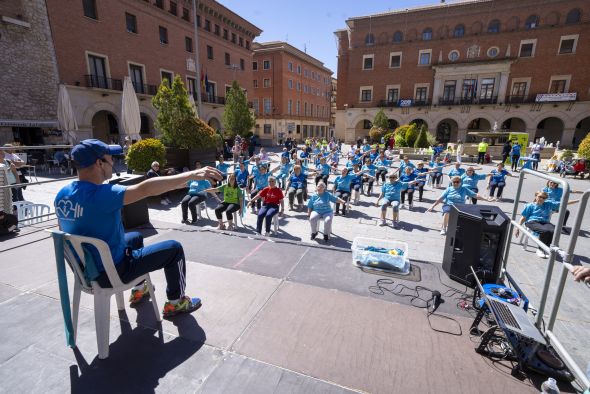 La actividad física saludable y solidaria llena de ritmo  la plaza San Juan