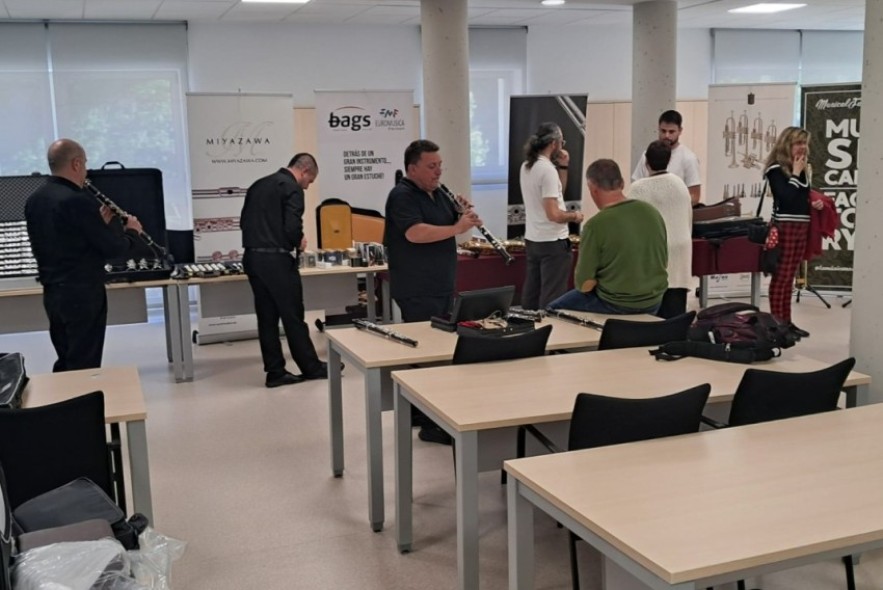 Prueba de instrumentos de viento en varias escuelas de Teruel y Mora