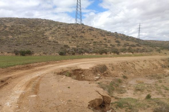 Dos equipos de operarios revisan los caminos rurales afectados por las fuertes tormentas del fin de semana