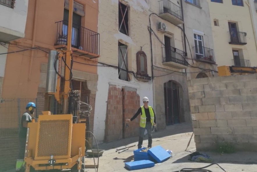 Comienza el derribo de dos casas de la calle Trinidad de Alcañiz afectadas por un reventón