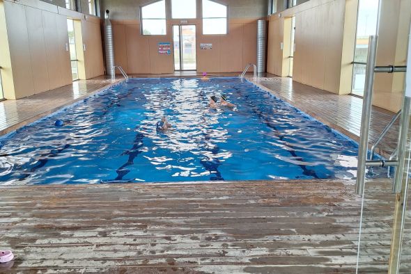 La piscina cubierta de Perales estrenó el lunes  la temporada de baño