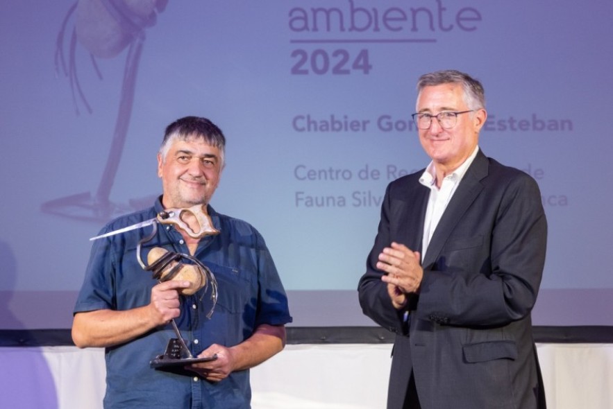 Chabier González Esteban, veterinario de SARGA en el Centro de Recuperación de Fauna Silvestre de La Alfranca, recibe el Premio Aragón Medio Ambiente 2024